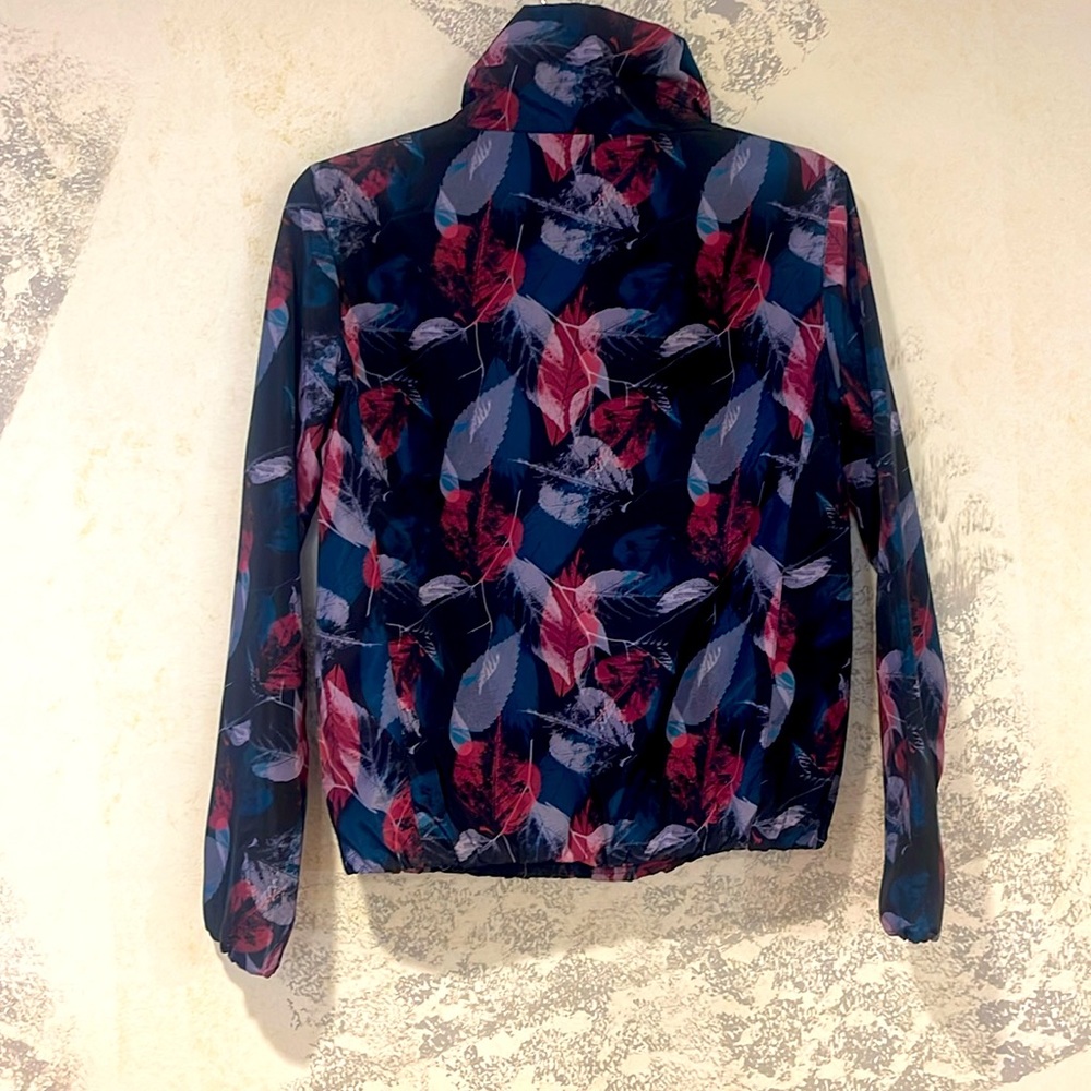 WINDBREAKER size is for TEENS perfect when out playing or in games